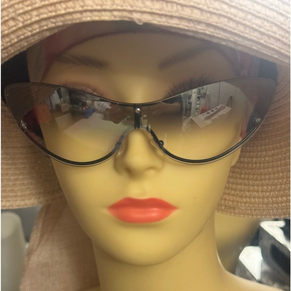 💯AUTH GUCCI CAT EYE  SUN GLASSES LIMITED AUDITION NWOT 😎 - Picture 9 of 10